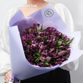 Букет из 25 альстромерий в фиолетовых тонах в сиреневой пленке