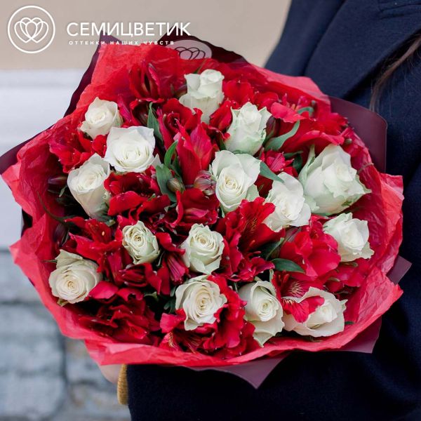 Букет из 15 белых роз 30 см (Кения) и 10 красных альстромерий
