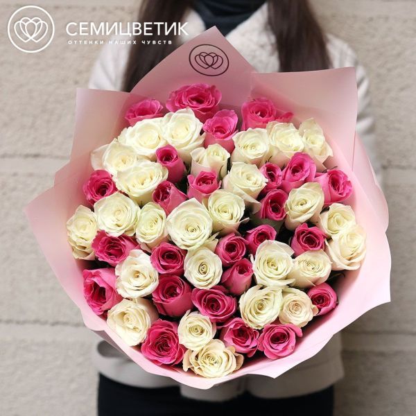 Букет из 51 белой и розовой розы 50 см (Кения) в розовой упаковке