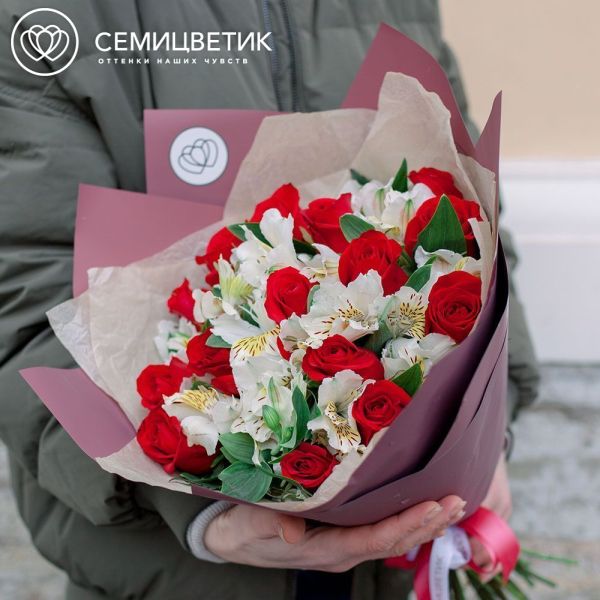 Букет из 15 красных роз (Россия) и 10 белых альстромерий