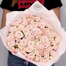 Букет из 51 нежно-розовой кустовой розы 40 см (Кения) в розовой пленке