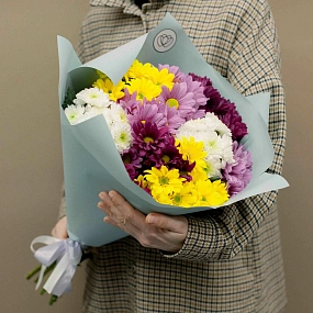 Букет из 9 кустовых хризантем микс в голубой пленке