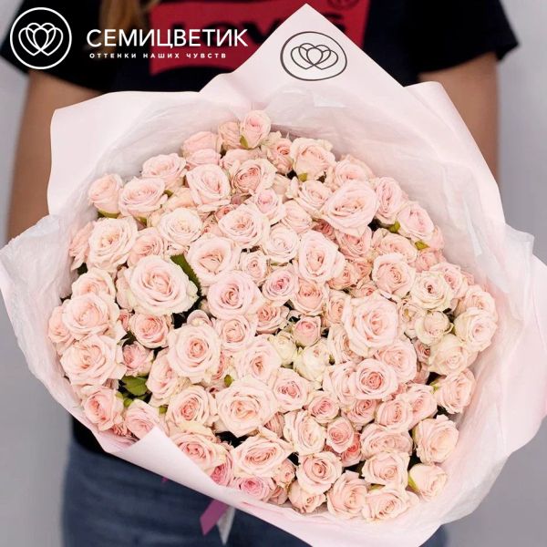 Букет из 51 нежно-розовой кустовой розы 40 см (Кения) в розовой пленке