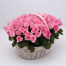 Композиция из 101 розовой розы (Россия) в корзине
