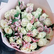 Букет из 25 белых роз (Кения) Standart и 7 розовых альстромерий в кремовой пленке