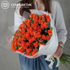 Букет из 25 оранжевых кустовых роз 40-50 см (Россия) в прозрачной упаковке