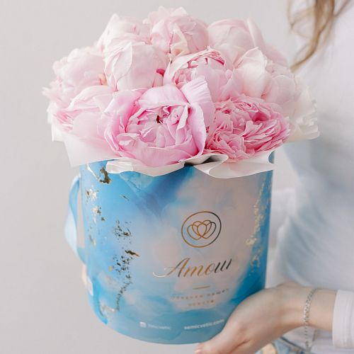 Букет в голубой шляпной коробке Amour Mini из 15 розовых пионов Premium