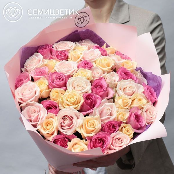 Букет из 51 розовой, нежно-розовой и кремовой розы 60 см (Россия)