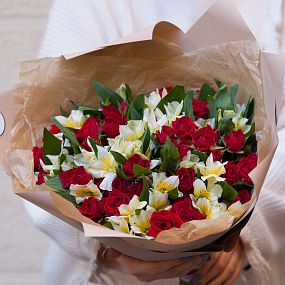 Свадебный букет  из 10 белых альстромерий и 13 красных кустовых роз 40 см (Кения)