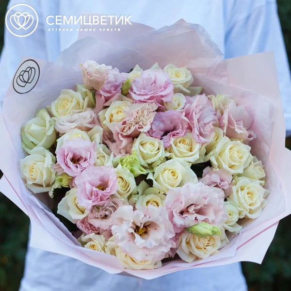 Букет из 26 белых роз 35-40 см (Россия) и 7 розовых лизиантусов в розовой пленке