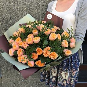 Букет из 51 персиковой пионовидной розы Peach Vuvuzela 40 см