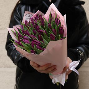 Букет из 51 фиолетового тюльпана