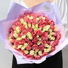 Букет из 101 коралловой и кремовой розы 30 см (Кения)