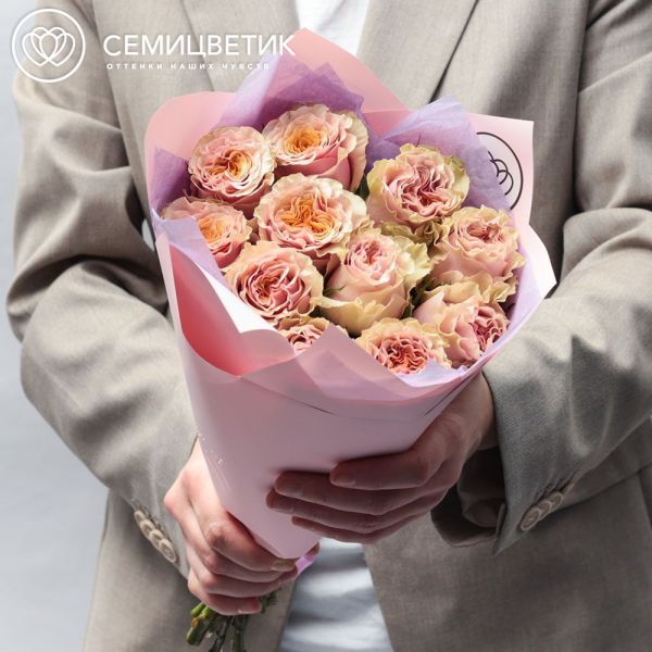 Букет из 11 розовых пионовидных роз Mabella 40 см с фисташкой