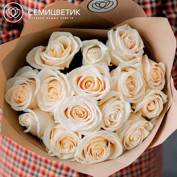 Букет из 15 белых роз Vendela 40 см (Эквадор) в кремовой пленке