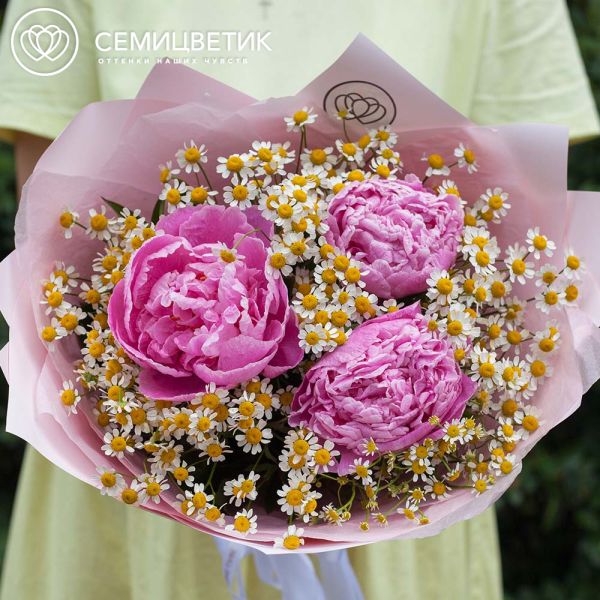 Букет из 3 розовых пионов Standart Plus и матрикарии