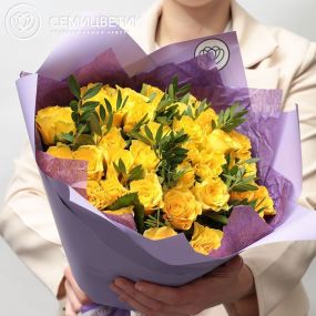 Букет из 35 желтых роз 35-40 см (Россия) с фисташкой