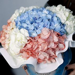 Букет в голубой шляпной коробке Amour Mini из 5 гортензий микс