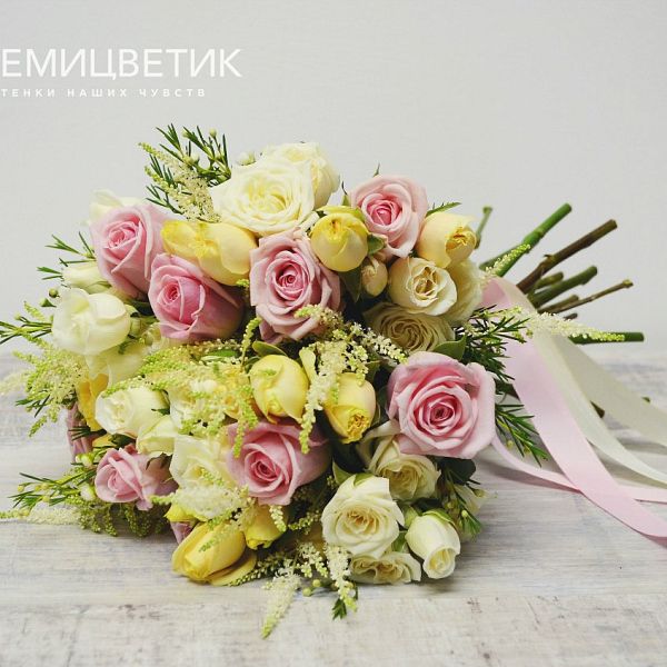 Свадебный букет из кустовых роз, одноголовых роз и лизиантуса