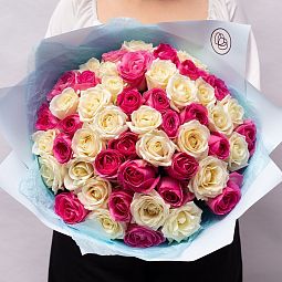 Большой букет  из 51 розовой и белой розы 35-40 см (Россия)