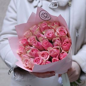 Букет из 25 нежно-розовых роз 35 см (Кения) в розовой упаковке