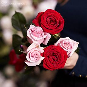Букет из 5 красных и розовых роз 50 см (Эквадор)