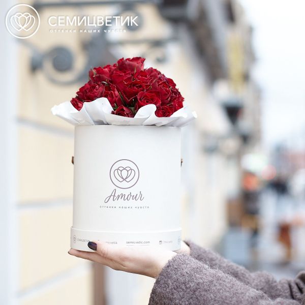 Букет в белой шляпной коробке Amour Mini из 35 красных роз (Кения)