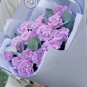 Свадебный букет  из 15 сиреневых (лунных) гвоздик с эвкалиптом