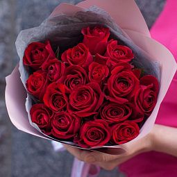 Букет из 17 красных роз 40 см (Кения) в розовой пленке