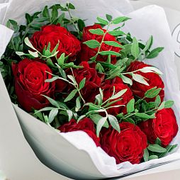 Букет из 9 красных пионовидных роз Hearts 40 см с фисташкой