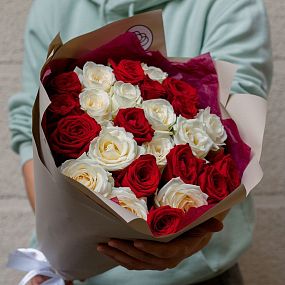 Букет из 25 белой и красной розы 60 см (Россия)