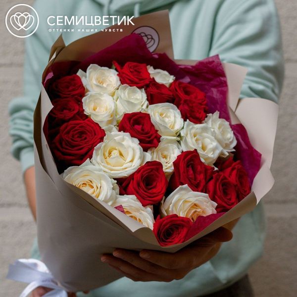 Букет из 25 белой и красной розы 60 см (Россия)