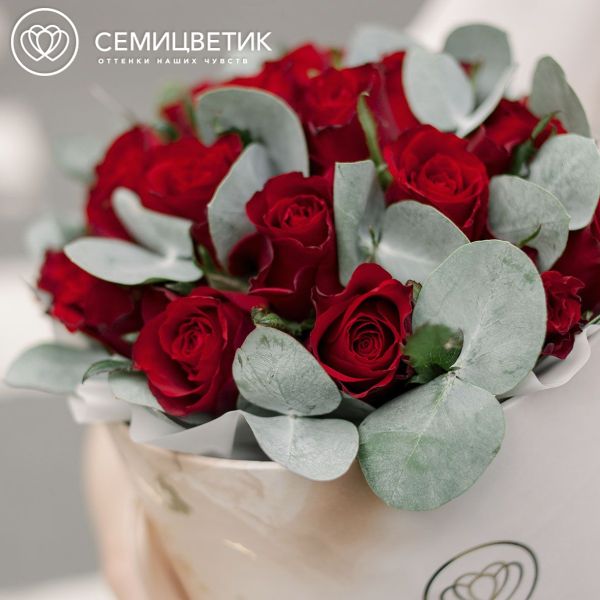 Букет в бежевой шляпной коробке Amour Mini из 21 красной розы (Кения) с эвкалиптом