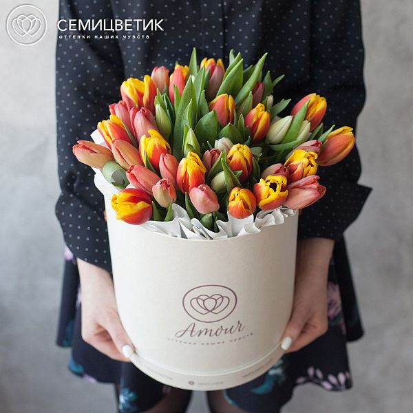 45 тюльпанов микс в белой коробке Amour L