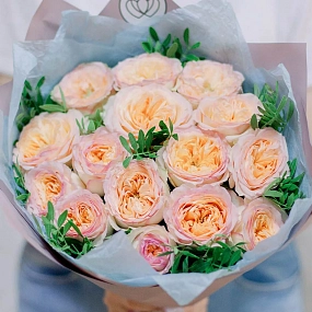 Букет из 15 персиковых пионовидных роз Flash Back 40 см с фисташкой в розовой пленке