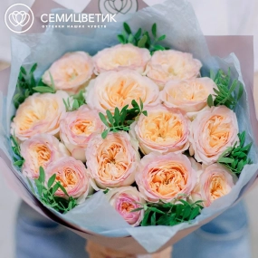 Букет из 15 персиковых пионовидных роз Flash Back 40 см с фисташкой в розовой пленке