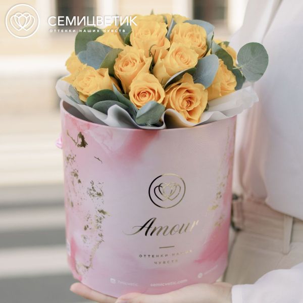 Букет в розовой шляпной коробке Amour Mini из 21 желтой розы (Кения) с эвкалиптом