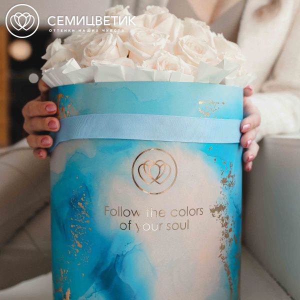 Букет в голубой шляпной коробке Amour из 33 белых роз Vendela (Эквадор) 