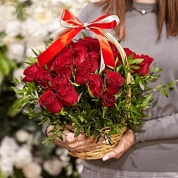 Композиция из 25 красных роз (Кения) с зеленью в корзине