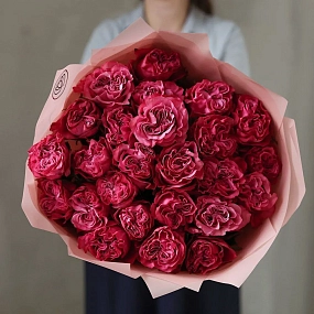 Букет из 25 сиреневых пионовидных роз Queen Crown 50 см (Эквадор) в розовой пленке