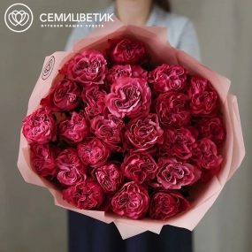 Букет из 25 сиреневых пионовидных роз Queen Crown 50 см (Эквадор) в розовой пленке