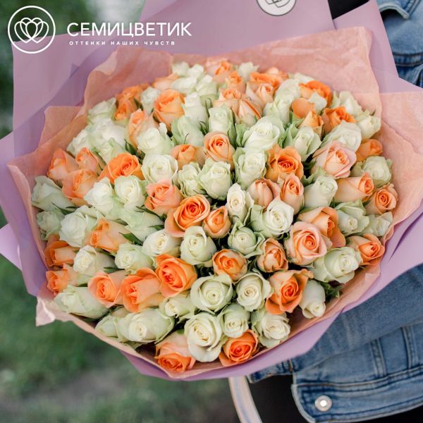 Букет из 101 белой и персиковой розы 40 см (Кения)