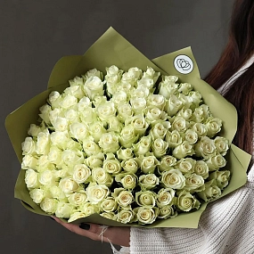 Букет из 101 белой розы 35-40 см (Кения) в оливковой пленке