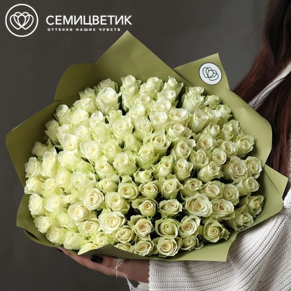 Букет из 101 белой розы 35-40 см (Кения) в оливковой пленке