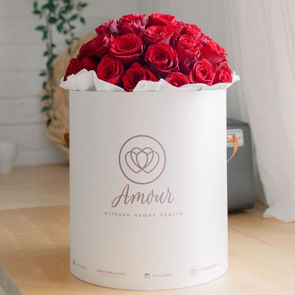 Букет в белой шляпной коробке Amour из 45 красных роз (Кения) Premium
