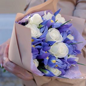 Свадебный букет  из 10 белых роз 40 см (Кения) и 25 синих ирисов