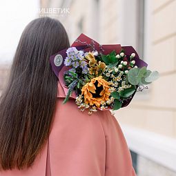 Букет из подсолнуха, астры и матрикарии в сиреневой пленке