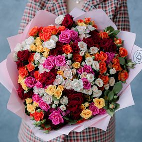 Букет из 51 кустовой розы 40 см микс (Кения) в розовой пленке