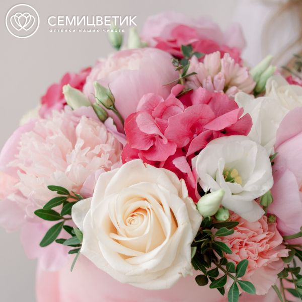Букет в розовой шляпной коробке Amour Mini из розы, пионов и гвоздики