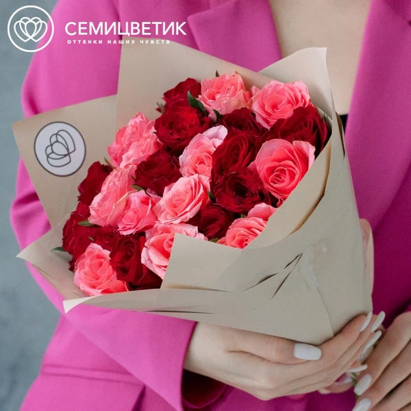 Букет из 25 красных и коралловых роз 40 см (Кения) в кремовой пленке